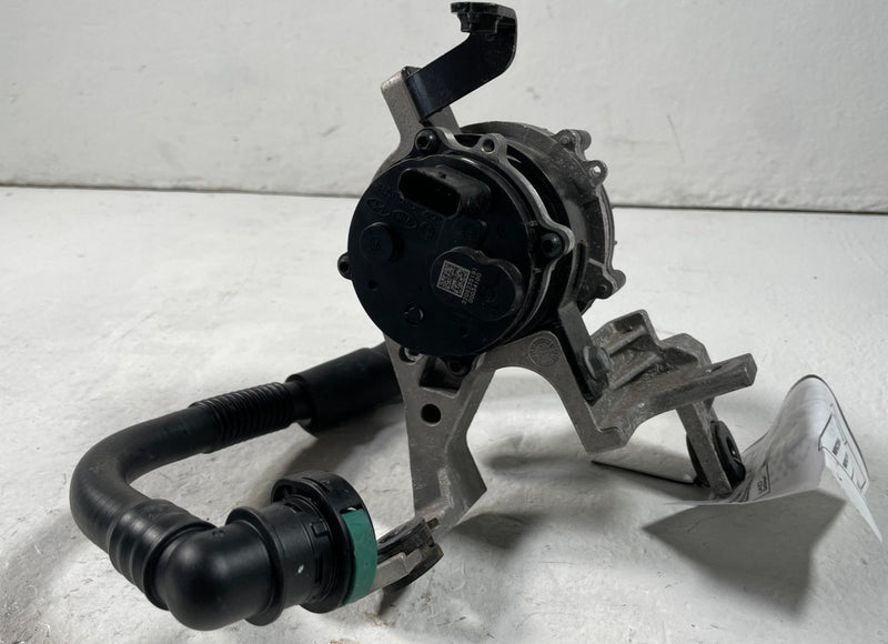 Load image into Gallery viewer, 22-24 HYUNDAI IONIQ 5 ENGINE MOTOR WATER COOLANT PUMP HOSE W/ BRACKET # 108570
