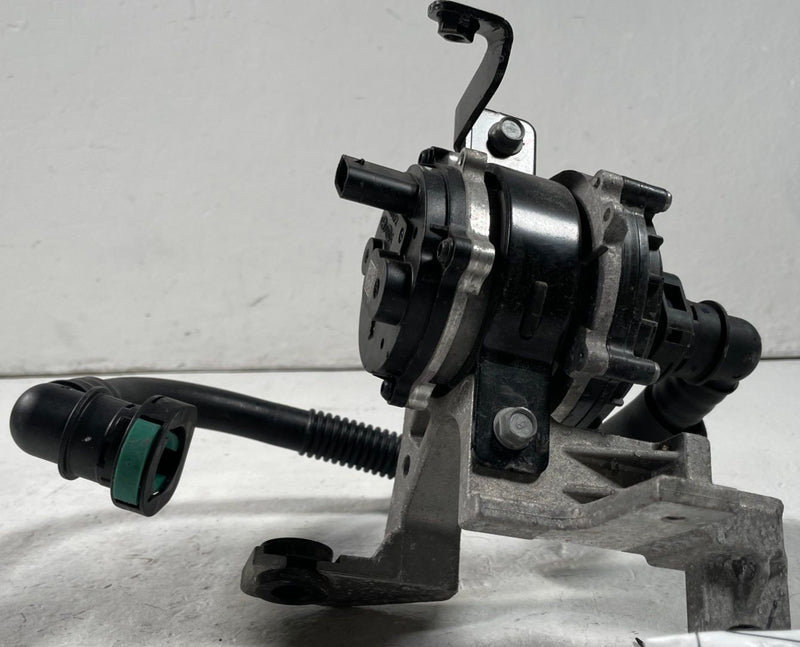 Load image into Gallery viewer, 22-24 HYUNDAI IONIQ 5 ENGINE MOTOR WATER COOLANT PUMP HOSE W/ BRACKET # 108570
