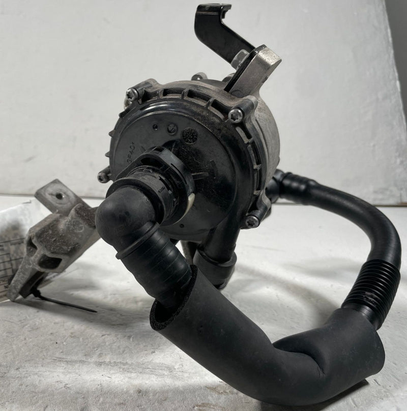Load image into Gallery viewer, 22-24 HYUNDAI IONIQ 5 ENGINE MOTOR WATER COOLANT PUMP HOSE W/ BRACKET # 108570
