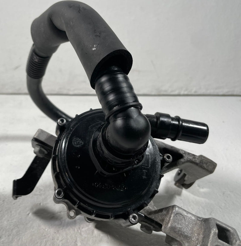 Load image into Gallery viewer, 22-24 HYUNDAI IONIQ 5 ENGINE MOTOR WATER COOLANT PUMP HOSE W/ BRACKET # 108570
