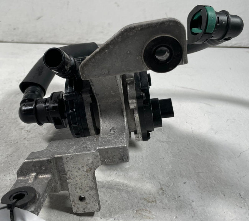 Load image into Gallery viewer, 22-24 HYUNDAI IONIQ 5 ENGINE MOTOR WATER COOLANT PUMP HOSE W/ BRACKET # 108570
