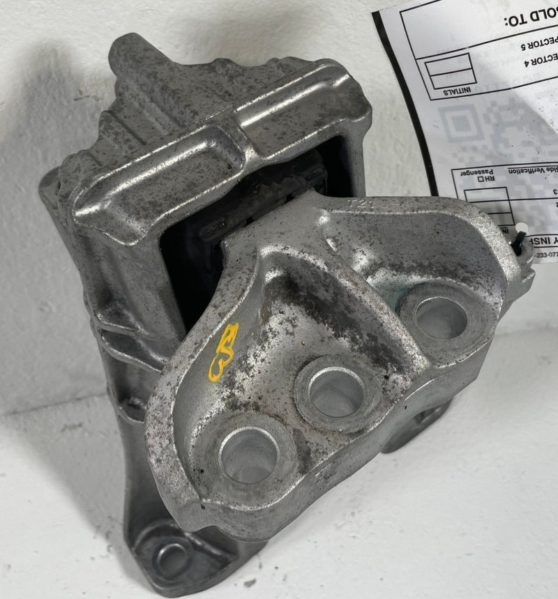 Load image into Gallery viewer, 2023 - 2026 HONDA HR-V FWD FRONT RIGHT ENGINE MOTOR MOUNT BRACKET 2.0L # 112668
