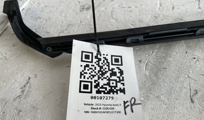 Load image into Gallery viewer, 2022-2025 HYUNDAI IONIQ 5 FRONT WINDSHIELD RIGHT A PILLAR TRIM MOLDING # 107279
