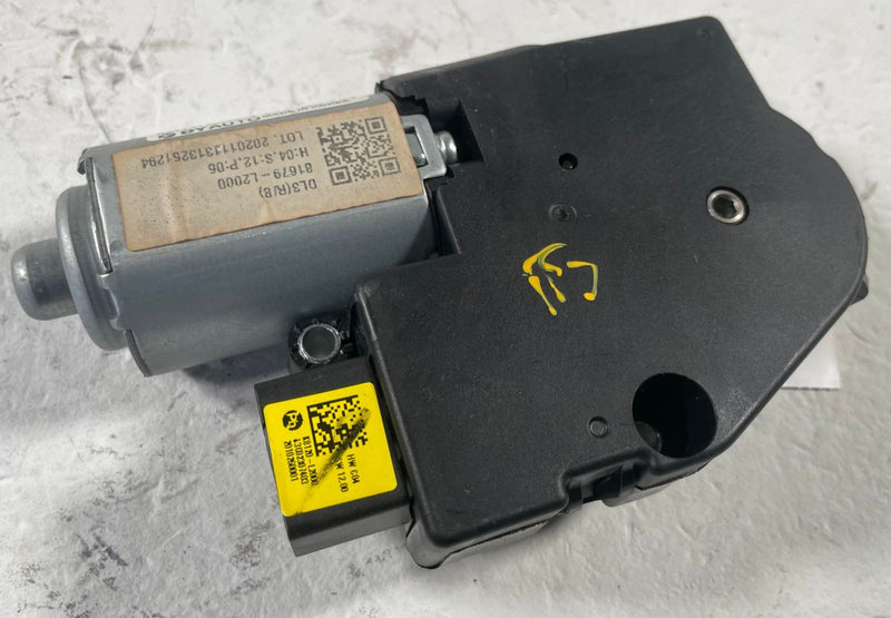 Load image into Gallery viewer, 2021-2024 KIA K5 SUN SUNROOF MOONROOF WINDOW SHADE GLASS REGULATOR MOTOR #111721
