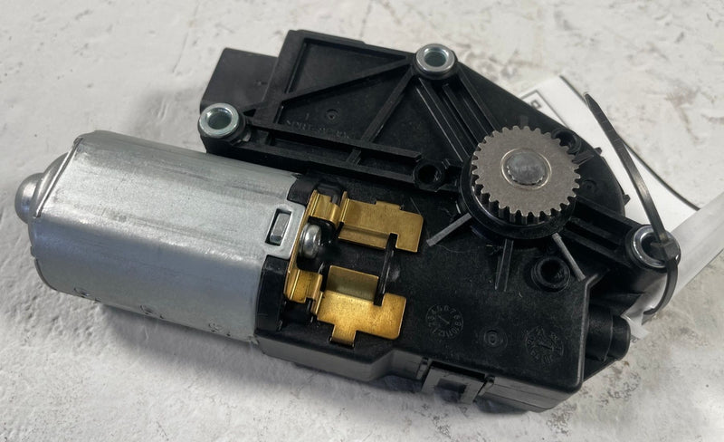 Load image into Gallery viewer, 2021-2024 KIA K5 SUN SUNROOF MOONROOF WINDOW SHADE GLASS REGULATOR MOTOR #111721
