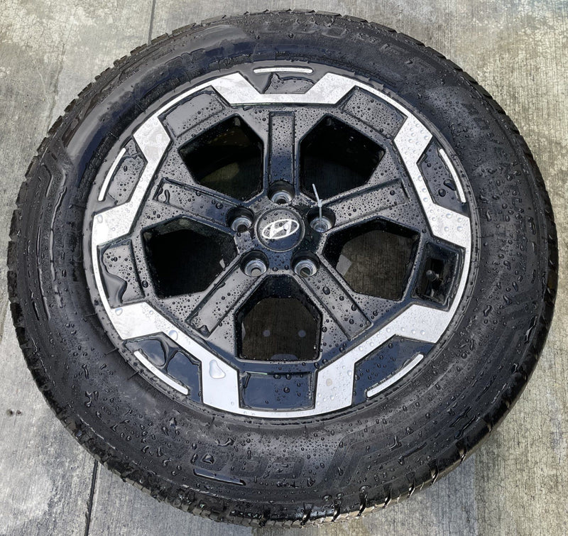 Load image into Gallery viewer, HYUNDAI SANTA FE 18" 18x7.5 BLACK ALLOY WHEEL RIM W/ TIRE (ONLY#1) 24-26 #109323
