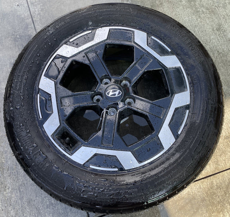 Load image into Gallery viewer, HYUNDAI SANTA FE 18" 18x7.5 BLACK ALLOY WHEEL RIM W/ TIRE (ONLY#1) 24-26 #109325
