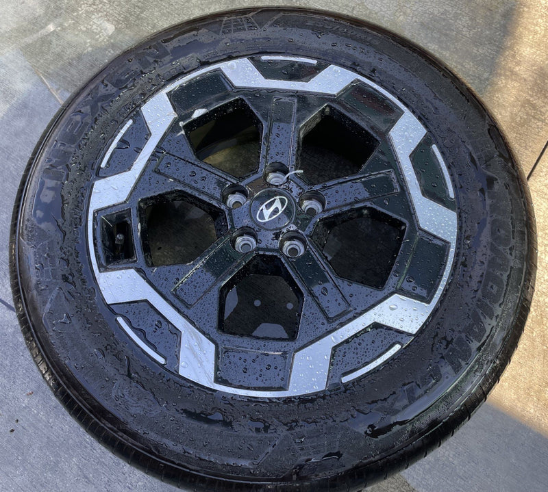 Load image into Gallery viewer, HYUNDAI SANTA FE 18" 18x7.5 BLACK ALLOY WHEEL RIM W/ TIRE (ONLY#1) 24-26 #109324
