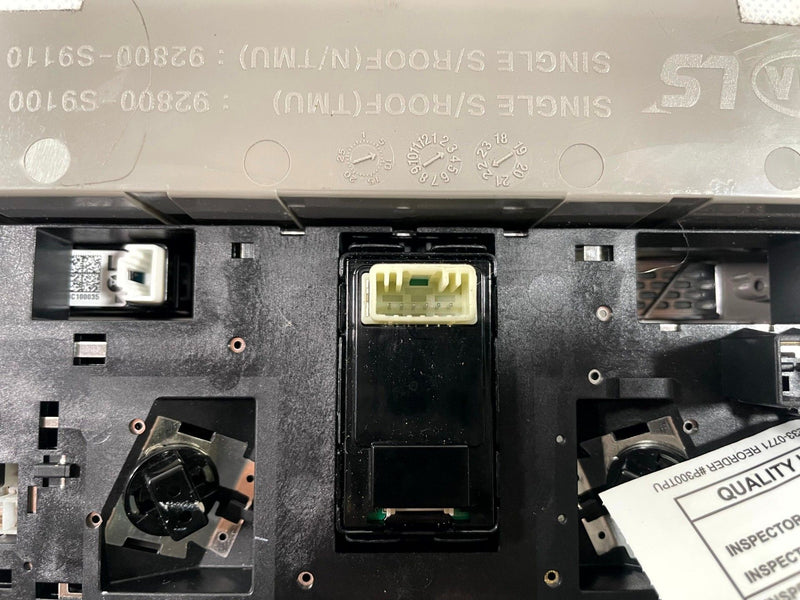 Load image into Gallery viewer, 20-22 KIA TELLURIDE FRONT ROOF OVERHEAD CONSOLE DOME LIGHT READING LAMP # 112747
