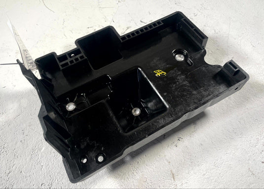 25-26 CHEVROLET EQUINOX BATTERY TRAY HOLDER SUPPORT MOUNT BRACKET 1.5L