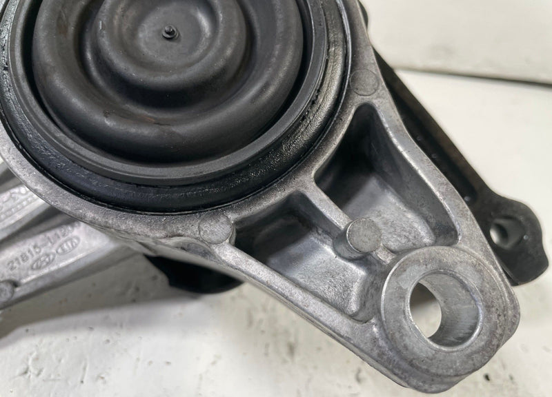 Load image into Gallery viewer, 2021 - 2024 KIA K5 FRONT RIGHT ENGINE FRAME MOUNT SUPPORT BRACKET 1.6L # 111770
