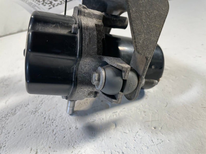 Load image into Gallery viewer, 2018 - 2026 JEEP GLADIATOR WRANGLER BRAKE BOOSTER VACUUM AIR PUMP 3.6L # 114124
