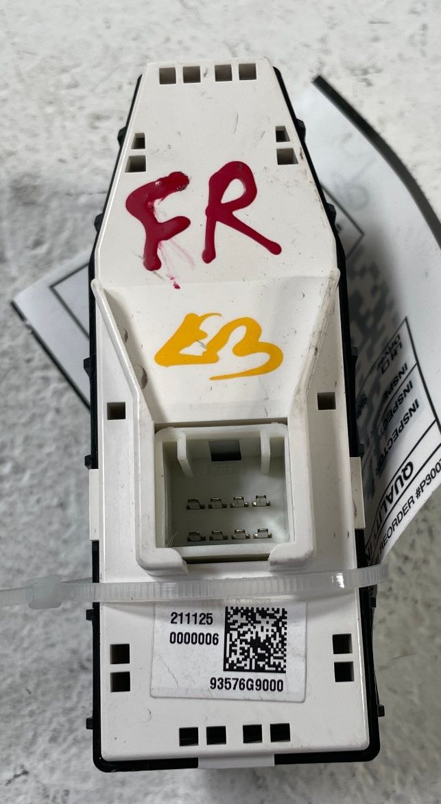 Load image into Gallery viewer, 2019-2023 GENESIS G70 FRONT RIGHT SIDE DOOR LOCK UNLOCK &amp; WINDOW SWITCH # 110003
