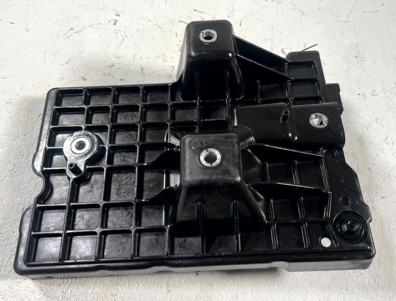 Load image into Gallery viewer, 25-26 CHEVROLET EQUINOX BATTERY TRAY HOLDER SUPPORT MOUNT BRACKET 1.5L #111336

