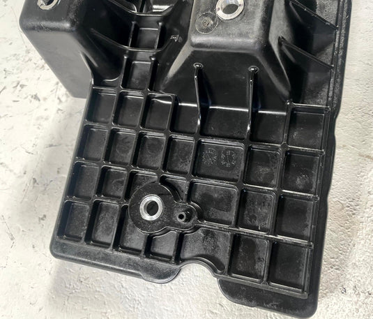 25-26 CHEVROLET EQUINOX BATTERY TRAY HOLDER SUPPORT MOUNT BRACKET 1.5L