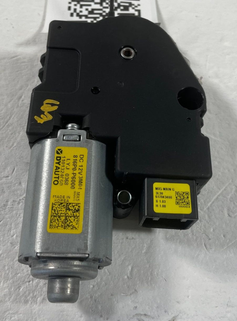 Load image into Gallery viewer, 2024-26 HYUNDAI SANTA FE FRONT SUNROOF SUN ROOF MOTOR UNIT 816P0-P6000 # 108652
