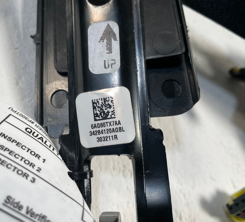 Load image into Gallery viewer, 2020-2021 JEEP GLADIATOR FRONT LEFT SIDE SEAT BELT SEATBELT RETRACTOR # 114115
