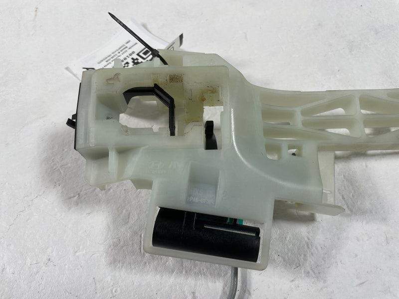 Load image into Gallery viewer, 2024-2025 HYUNDAI SANTA FE REAR LEFT SIDE EXTERIOR DOOR HANDLE BASE # 108633
