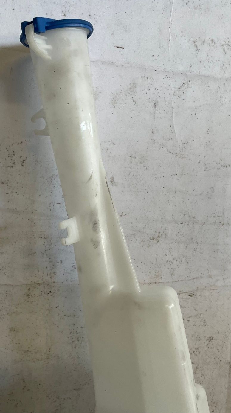 Load image into Gallery viewer, 2020 - 2025 HYUNDAI WINDSHIELD WASHER RESERVOIR BOTTLE TANK 98611-S8000 # 111869
