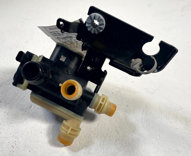 Load image into Gallery viewer, 2024 - 2026 HONDA PROLOGUE BATTERY COOLANT CONTROL VALVE 18K MILES # 114259
