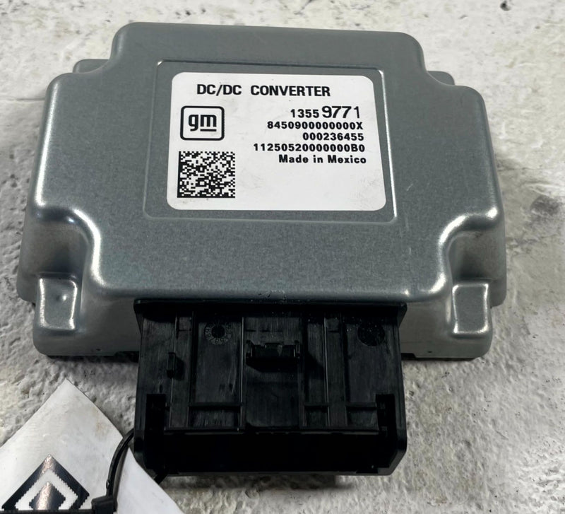 Load image into Gallery viewer, 25-26 CHEVROLET EQUINOX POWER SUPPLY VOLTAGE CONVERTER CONTROL MODULE # 111339
