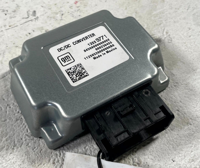 Load image into Gallery viewer, 25-26 CHEVROLET EQUINOX POWER SUPPLY VOLTAGE CONVERTER CONTROL MODULE # 111339
