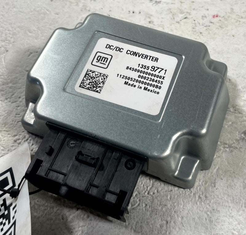 Load image into Gallery viewer, 25-26 CHEVROLET EQUINOX POWER SUPPLY VOLTAGE CONVERTER CONTROL MODULE # 111339
