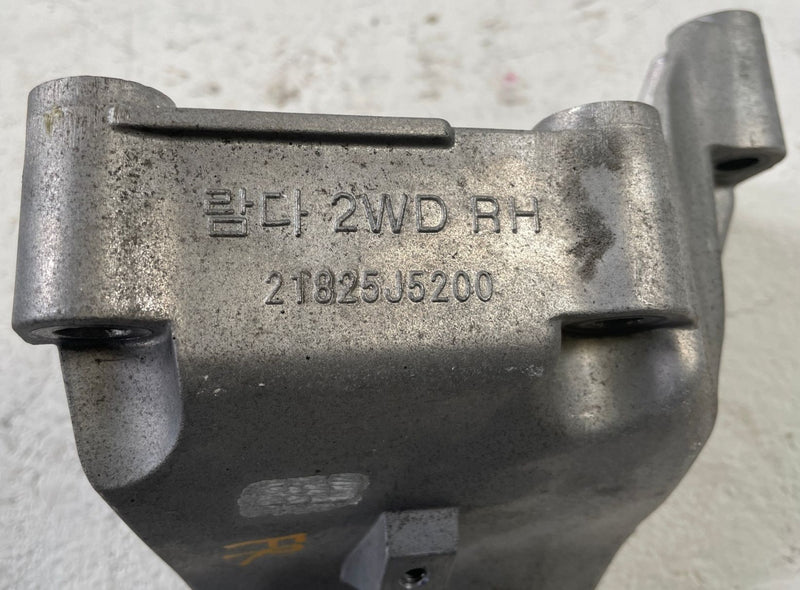 Load image into Gallery viewer, 2019-2026 GENESIS G70 FRONT RIGHT SIDE ENGINE MOUNT SUPPORT BRACKET 3.3L #110036
