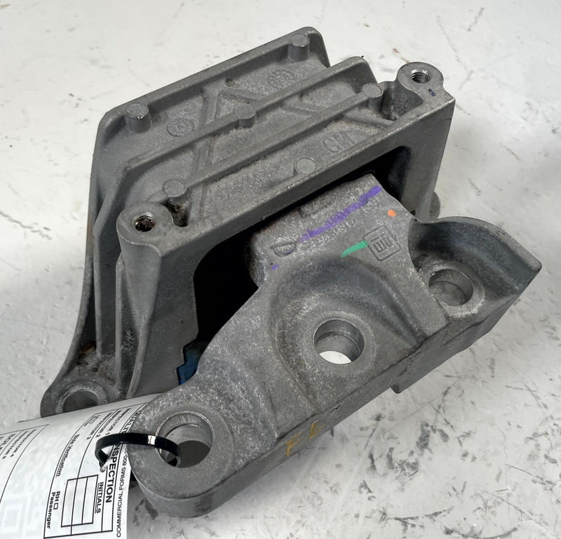 Load image into Gallery viewer, 2025-2026 CHEVROLET EQUINOX FWD LEFT DRIVER SIDE MOUNT SUPPORT BRACKET # 111355
