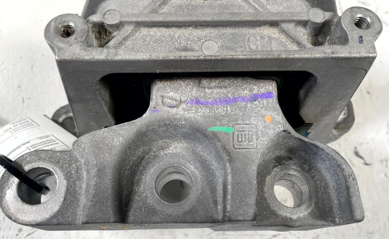 Load image into Gallery viewer, 2025-2026 CHEVROLET EQUINOX FWD LEFT DRIVER SIDE MOUNT SUPPORT BRACKET # 111355
