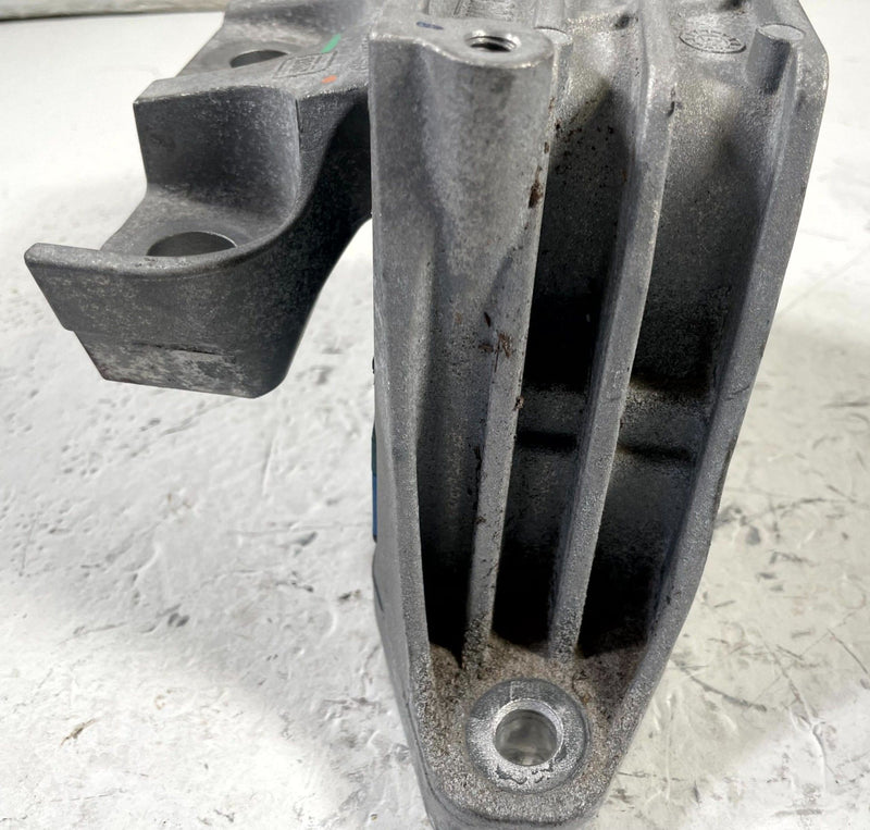 Load image into Gallery viewer, 2025-2026 CHEVROLET EQUINOX FWD LEFT DRIVER SIDE MOUNT SUPPORT BRACKET # 111355
