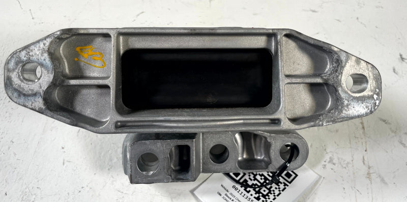 Load image into Gallery viewer, 2025-2026 CHEVROLET EQUINOX FWD LEFT DRIVER SIDE MOUNT SUPPORT BRACKET # 111355
