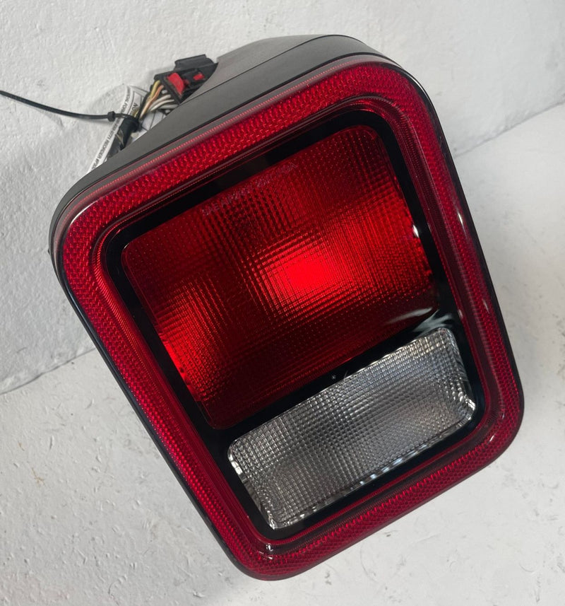 Load image into Gallery viewer, 2020 - 2026 JEEP GLADIATOR REAR RIGHT PASSENGER SIDE TAIL LIGHT LAMP # 114178
