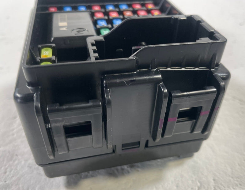 Load image into Gallery viewer, 24-26 HYUNDAI SANTA FE FRONT COMPARTMENT JUNCTION FUSE RELAY BOX UNIT # 112808
