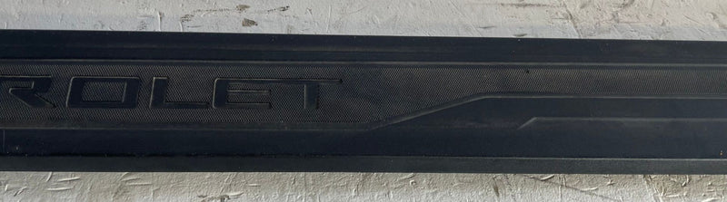 Load image into Gallery viewer, 19-26 CHEVROLET SILVERADO 1500 REAR RIGHT PICK UP BOX UPPER MOLDING PANEL 109462
