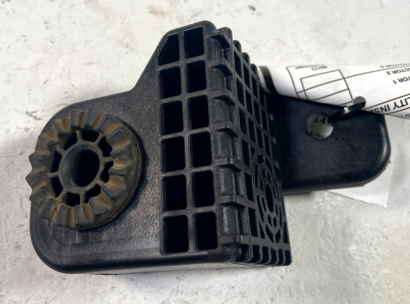 Load image into Gallery viewer, 2024-2026 HONDA PROLOGUE FRONT RIGHT UPPER RADIATOR FAN SUPPORT BRACKET # 114214
