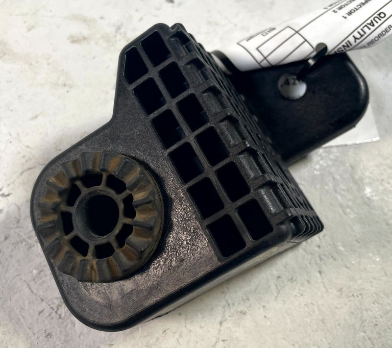 Load image into Gallery viewer, 2024-2026 HONDA PROLOGUE FRONT RIGHT UPPER RADIATOR FAN SUPPORT BRACKET # 114214
