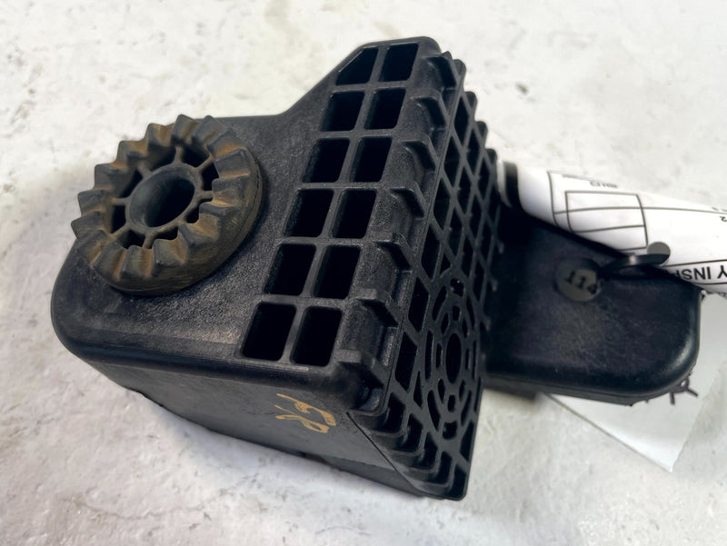 Load image into Gallery viewer, 2024-2026 HONDA PROLOGUE FRONT RIGHT UPPER RADIATOR FAN SUPPORT BRACKET # 114214
