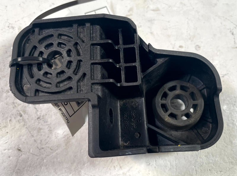 Load image into Gallery viewer, 2024-2026 HONDA PROLOGUE FRONT RIGHT UPPER RADIATOR FAN SUPPORT BRACKET # 114214
