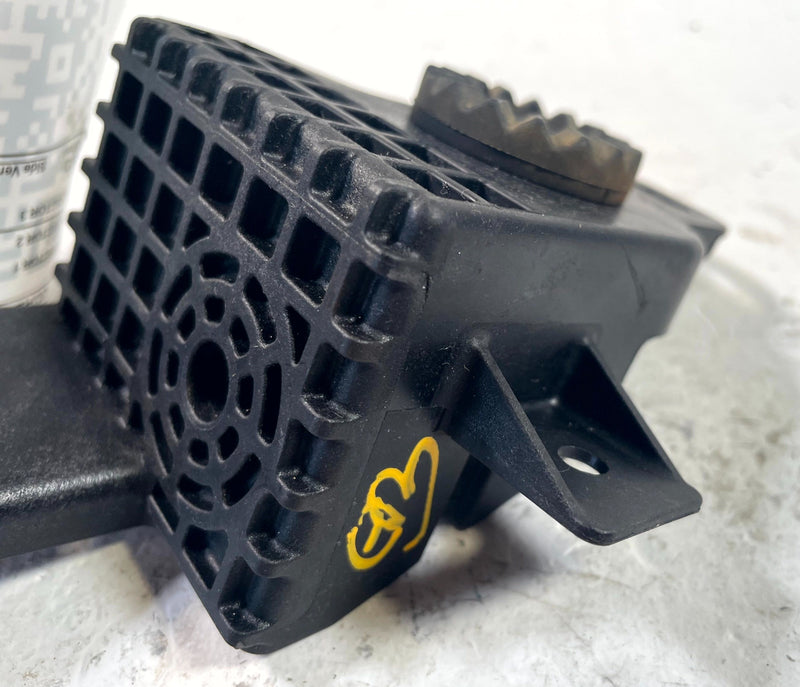 Load image into Gallery viewer, 2024-2026 HONDA PROLOGUE FRONT LEFT UPPER RADIATOR FAN SUPPORT BRACKET # 114225

