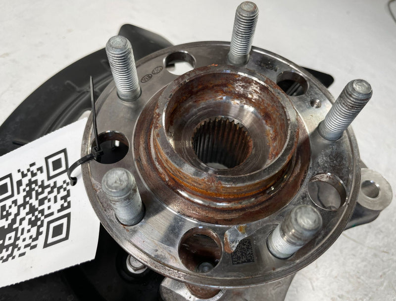 Load image into Gallery viewer, 2021-2025 HYUNDAI SANTA FE FRONT RIGHT SIDE SPINDLE KNUCKLE W/BEARING HUB 108675
