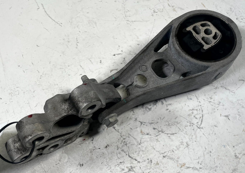 Load image into Gallery viewer, 25-26 CHEVROLET EQUINOX FWD AUTO TRANSMISSION MOUNT LOWER BRACKET ASSY # 111391

