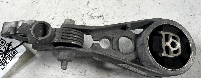 Load image into Gallery viewer, 25-26 CHEVROLET EQUINOX FWD AUTO TRANSMISSION MOUNT LOWER BRACKET ASSY # 111391
