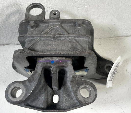 25-26 CHEVROLET EQUINOX FRONT RIGHT ENGINE MOTOR MOUNT SUPPORT BRACKET