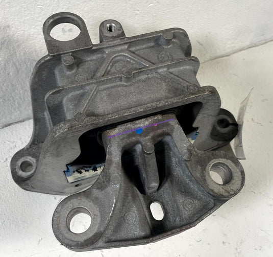 25-26 CHEVROLET EQUINOX FRONT RIGHT ENGINE MOTOR MOUNT SUPPORT BRACKET
