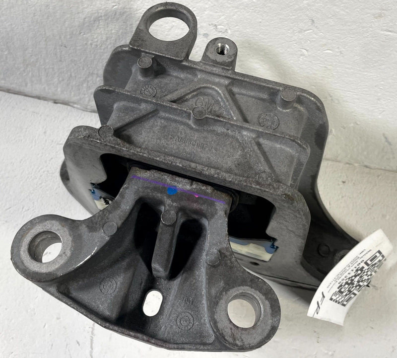 Load image into Gallery viewer, 25-26 CHEVROLET EQUINOX FRONT RIGHT ENGINE MOTOR MOUNT SUPPORT BRACKET # 111359
