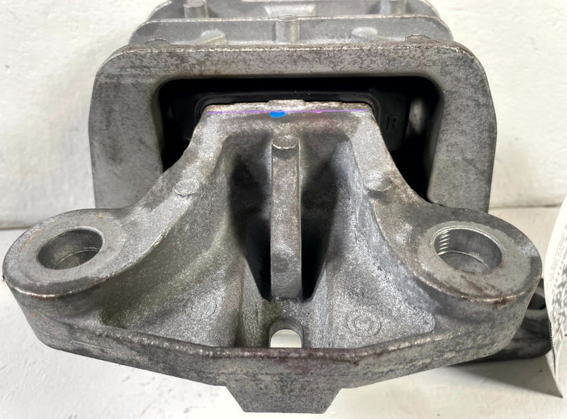 Load image into Gallery viewer, 25-26 CHEVROLET EQUINOX FRONT RIGHT ENGINE MOTOR MOUNT SUPPORT BRACKET # 111359
