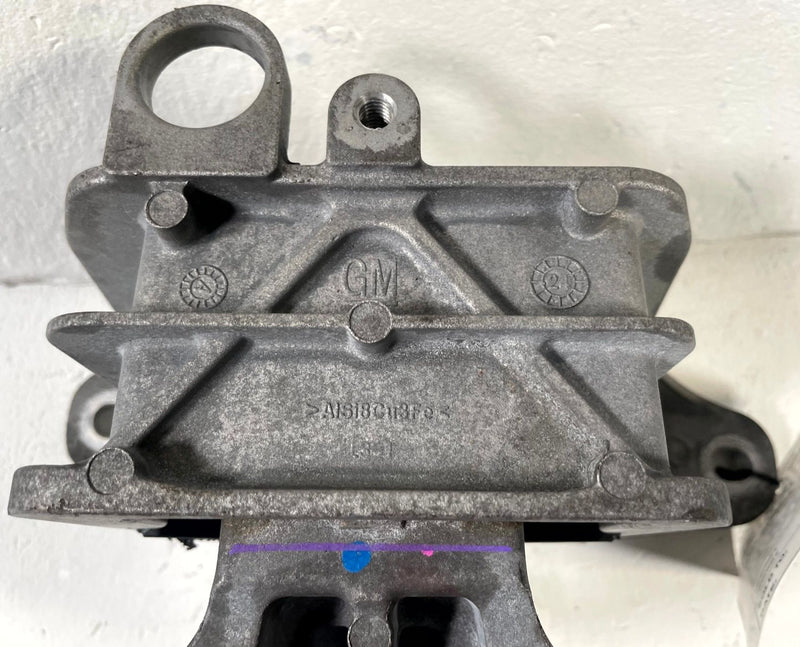 Load image into Gallery viewer, 25-26 CHEVROLET EQUINOX FRONT RIGHT ENGINE MOTOR MOUNT SUPPORT BRACKET # 111359
