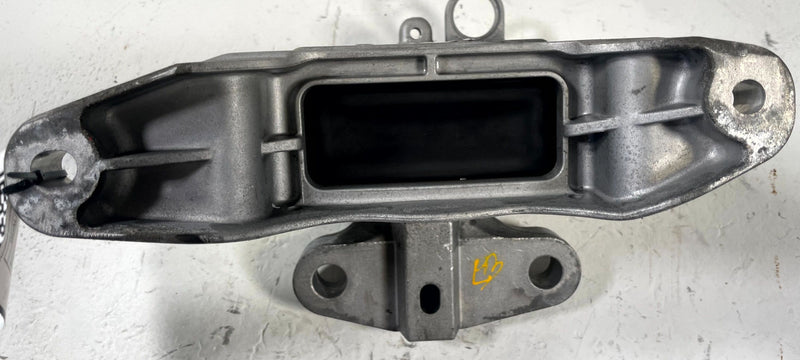 Load image into Gallery viewer, 25-26 CHEVROLET EQUINOX FRONT RIGHT ENGINE MOTOR MOUNT SUPPORT BRACKET # 111359
