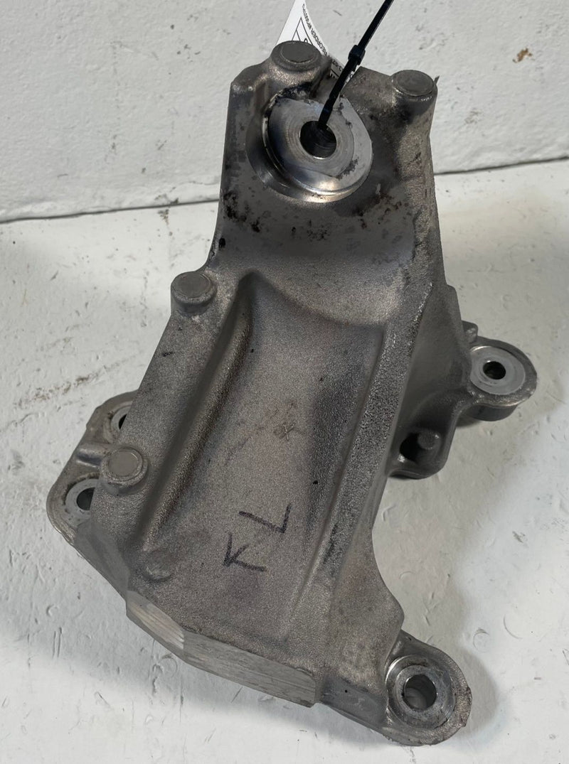 Load image into Gallery viewer, 20-26 JEEP GLADIATOR FRONT LEFT SIDE ENGINE MOUNT SUPPORT BRACKET 3.6L # 114139

